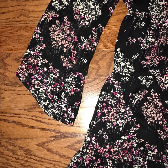 Socialite Flowy Flower Dress - Picture 3 of 6